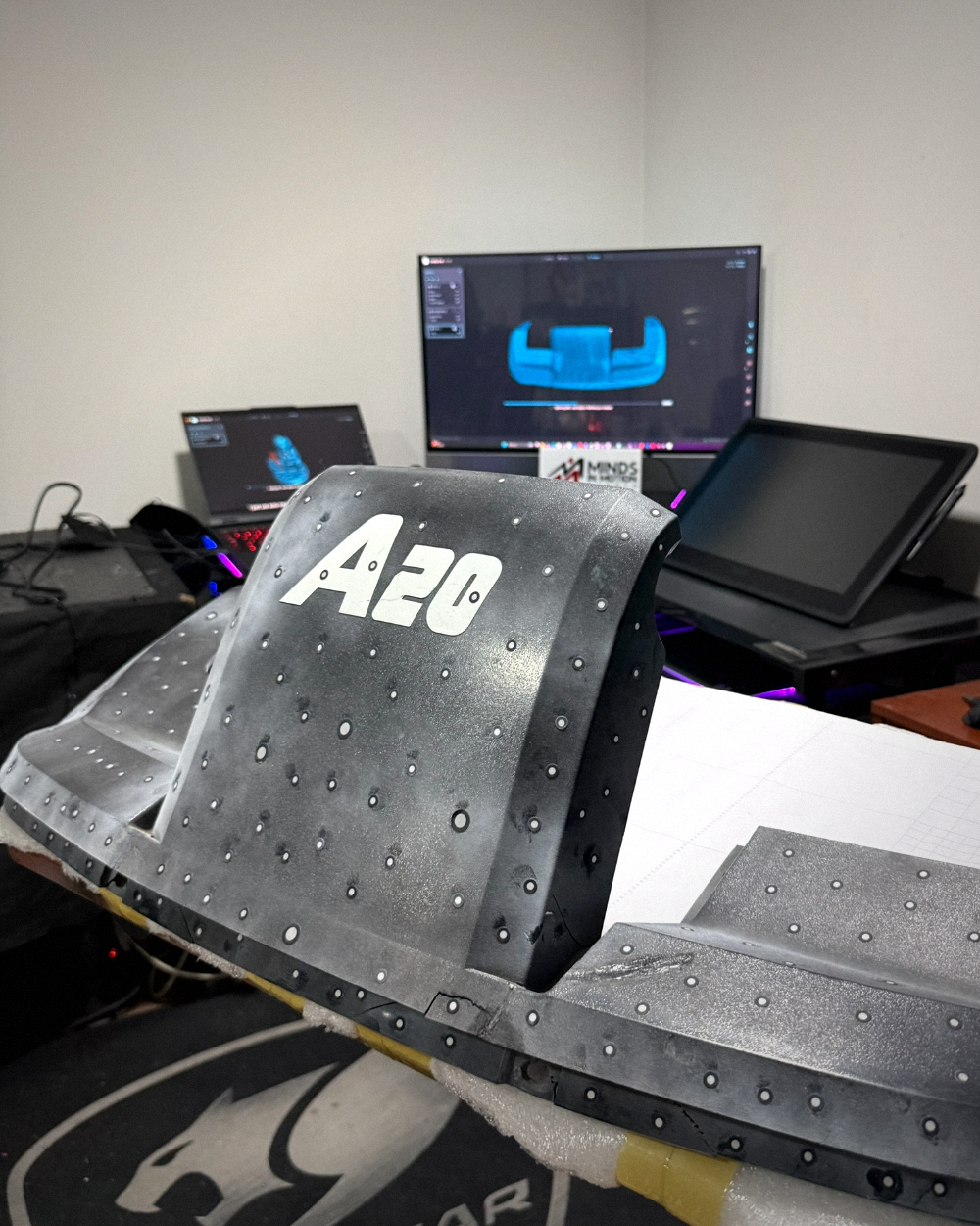 Pieza con marcadores en proceso de escaneo 3D