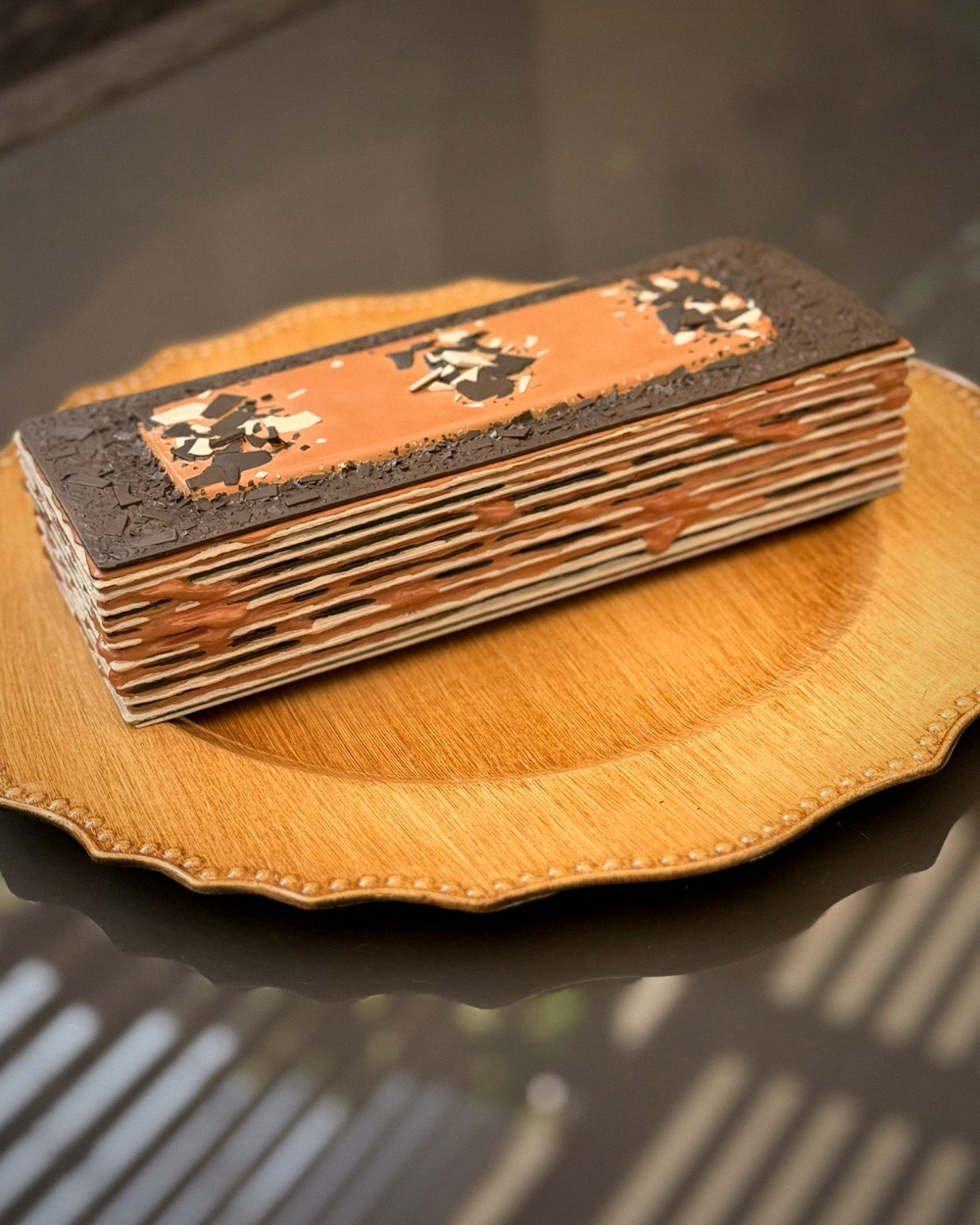 Torta decorada sobre bajoplato dorado, proyecto para Paula Benítez