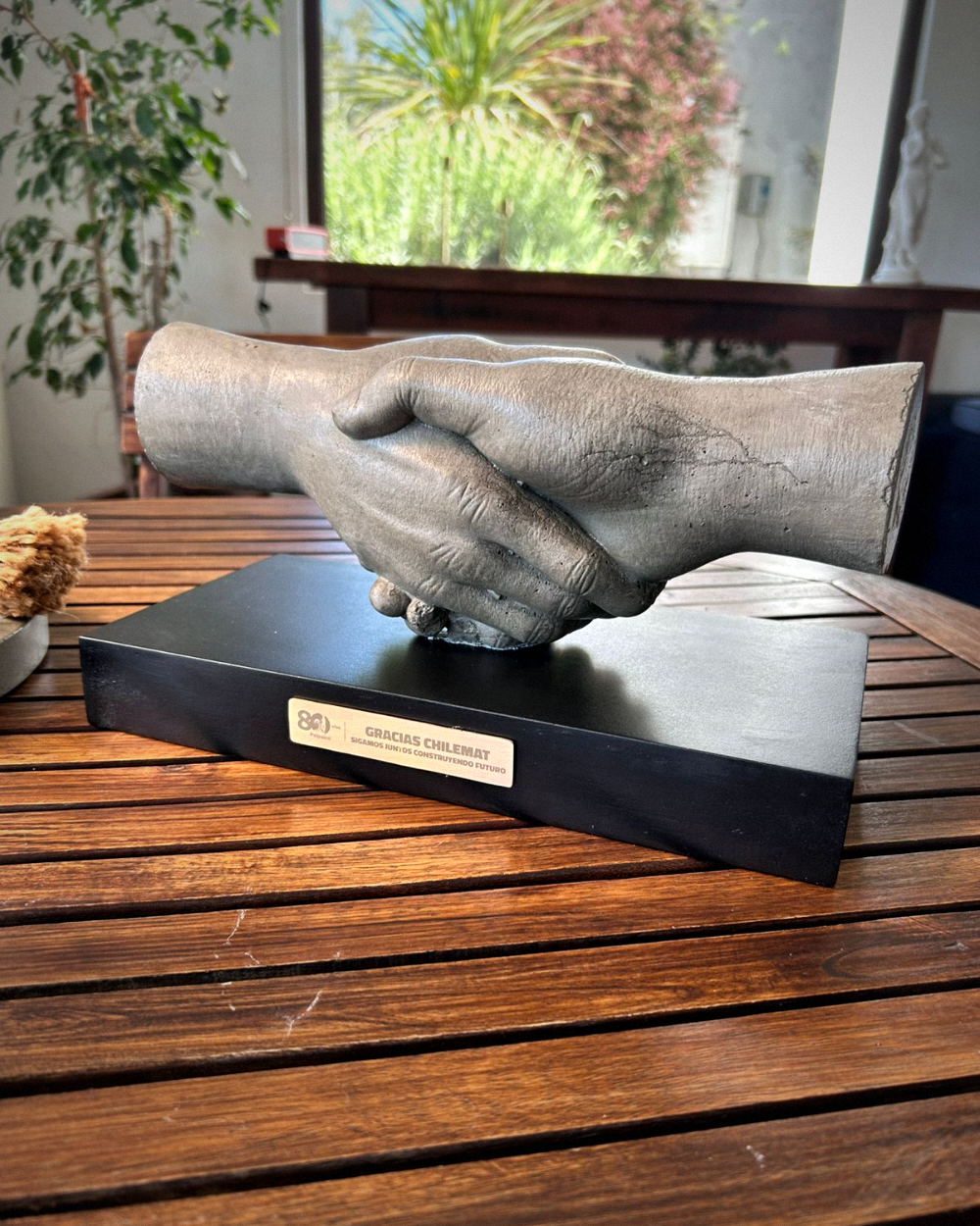 Escultura conmemorativa de manos para Polaico