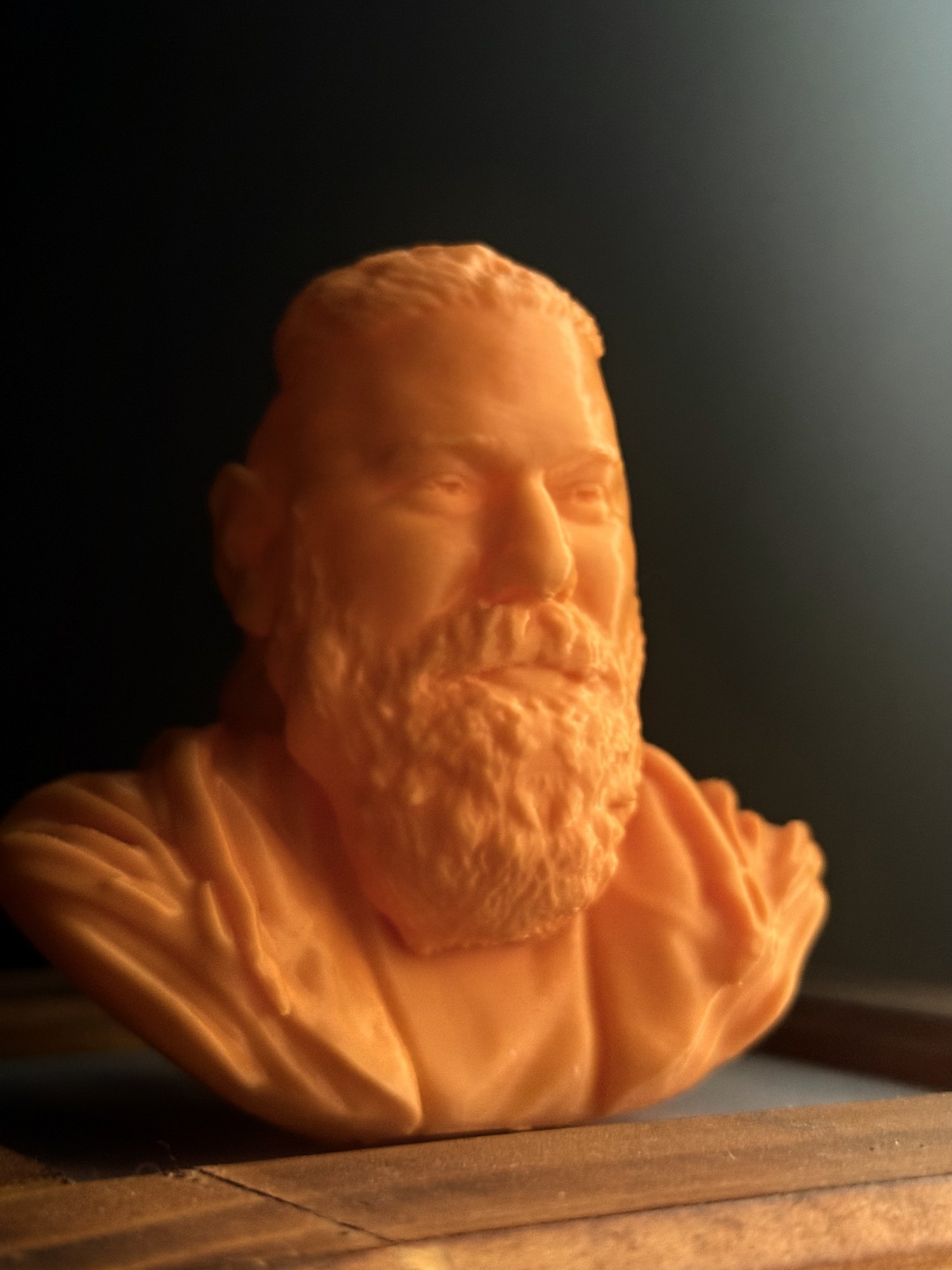 Busto 3D impreso de @metalwarriorgames, recién salido de la impresora