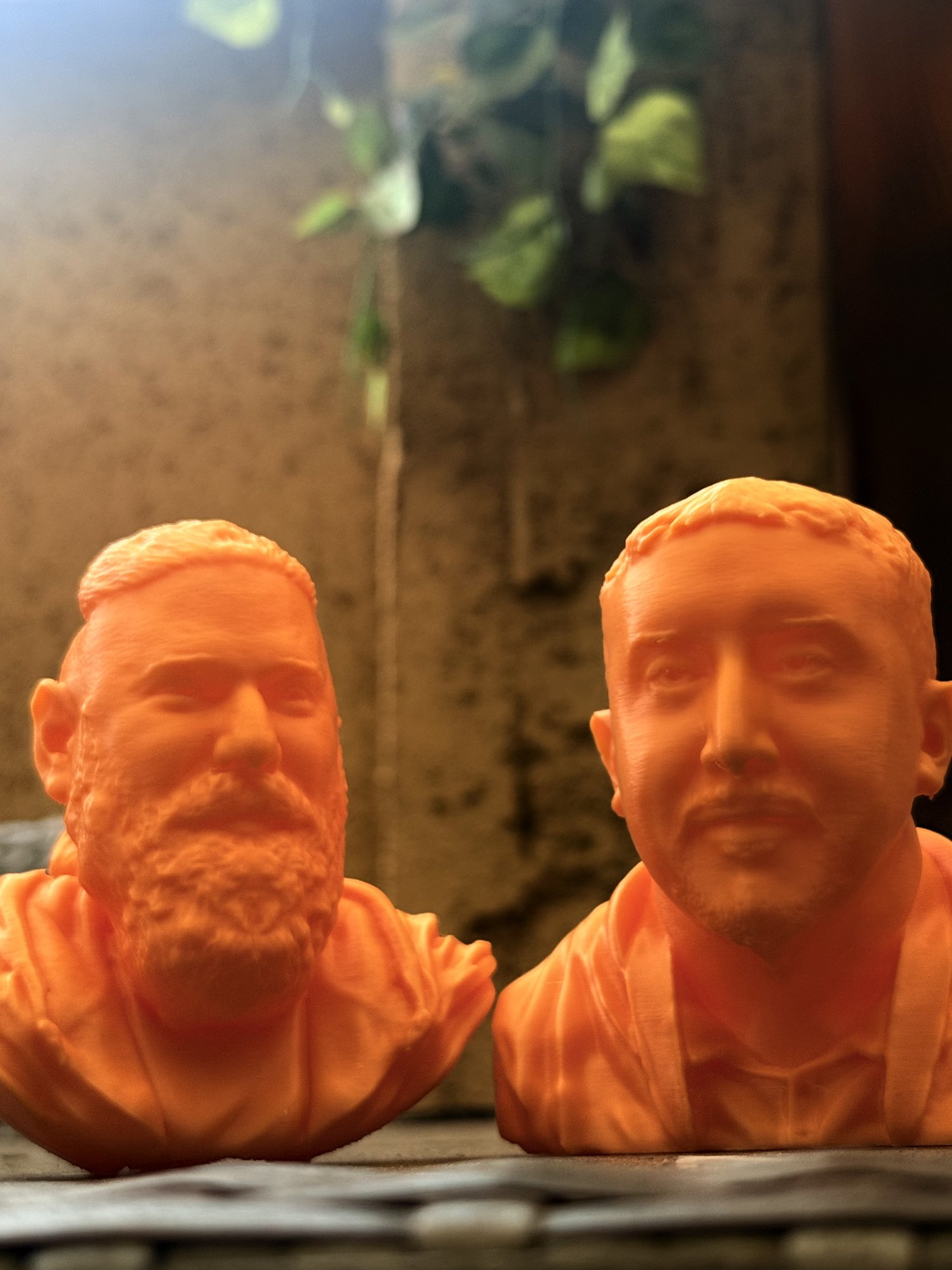 Los dos bustos impresos en 3D, @metalwarriorgames y @retrotoys_patagonia, lado a lado